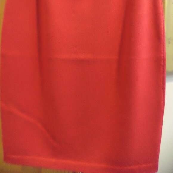 St. John Knit Pencil RED Skirt ~ Size: 6 Excellent Condition and Appearance - Picture 7 of 10